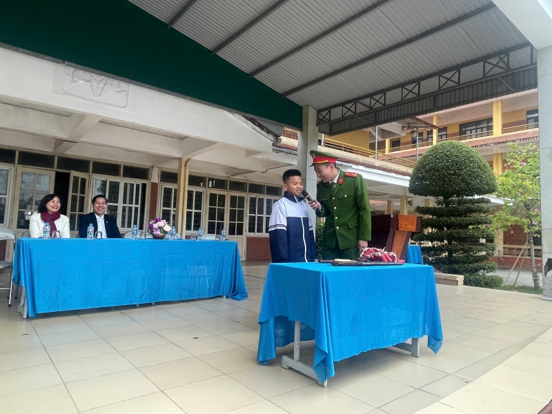 Công an phường Đông Hải tuyên truyền, phổ biến pháp luật cho học sinh Trường PT Hermann Gmeiner Hải Phòng